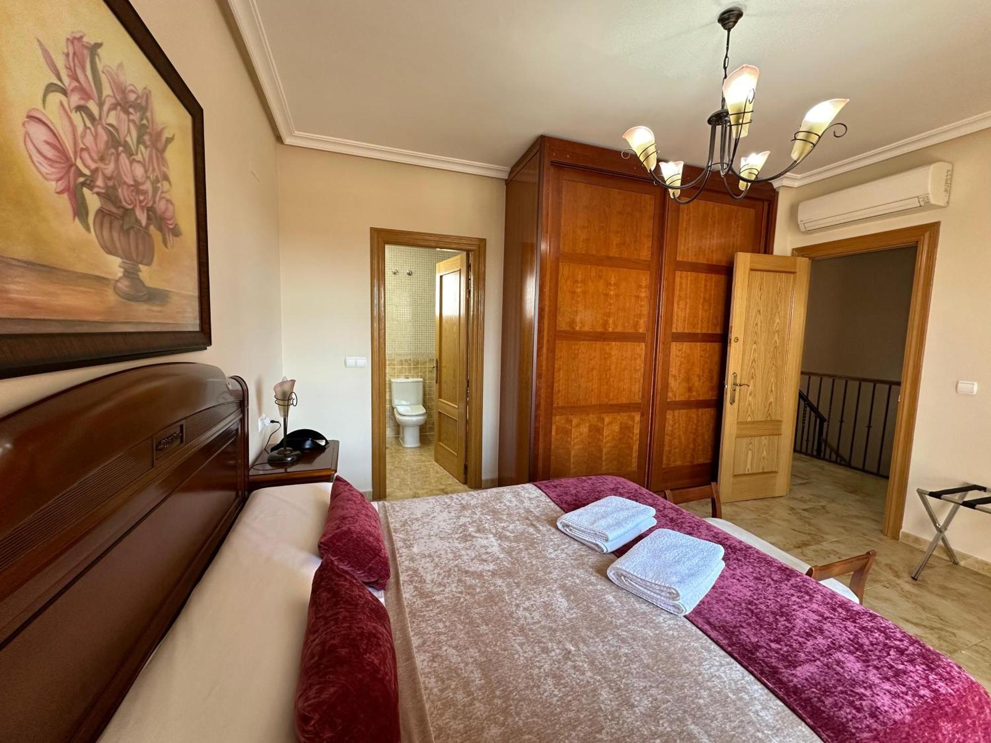 Casa Grande De Tres Plantas Con Parking Gratis Villa ลีนาเรส ภายนอก รูปภาพ